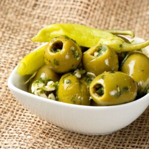 Olives vertes marinées à l&rsquo;ail et aux 4 épices