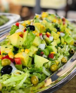 Salade d’avocat garnie des légumes de saison