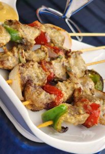 Brochettes de porcs aux oignons et poivrons