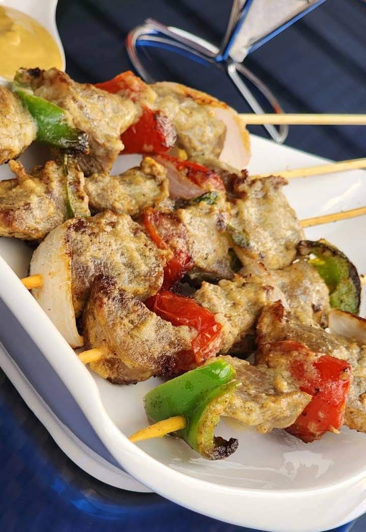 Brochettes de porcs aux oignons et poivrons